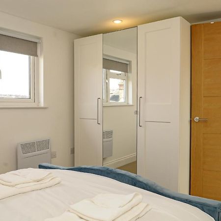 Luxury 5 Star London Apartment - Parking, Garden, Nr Greater London Metro Stations المظهر الخارجي الصورة