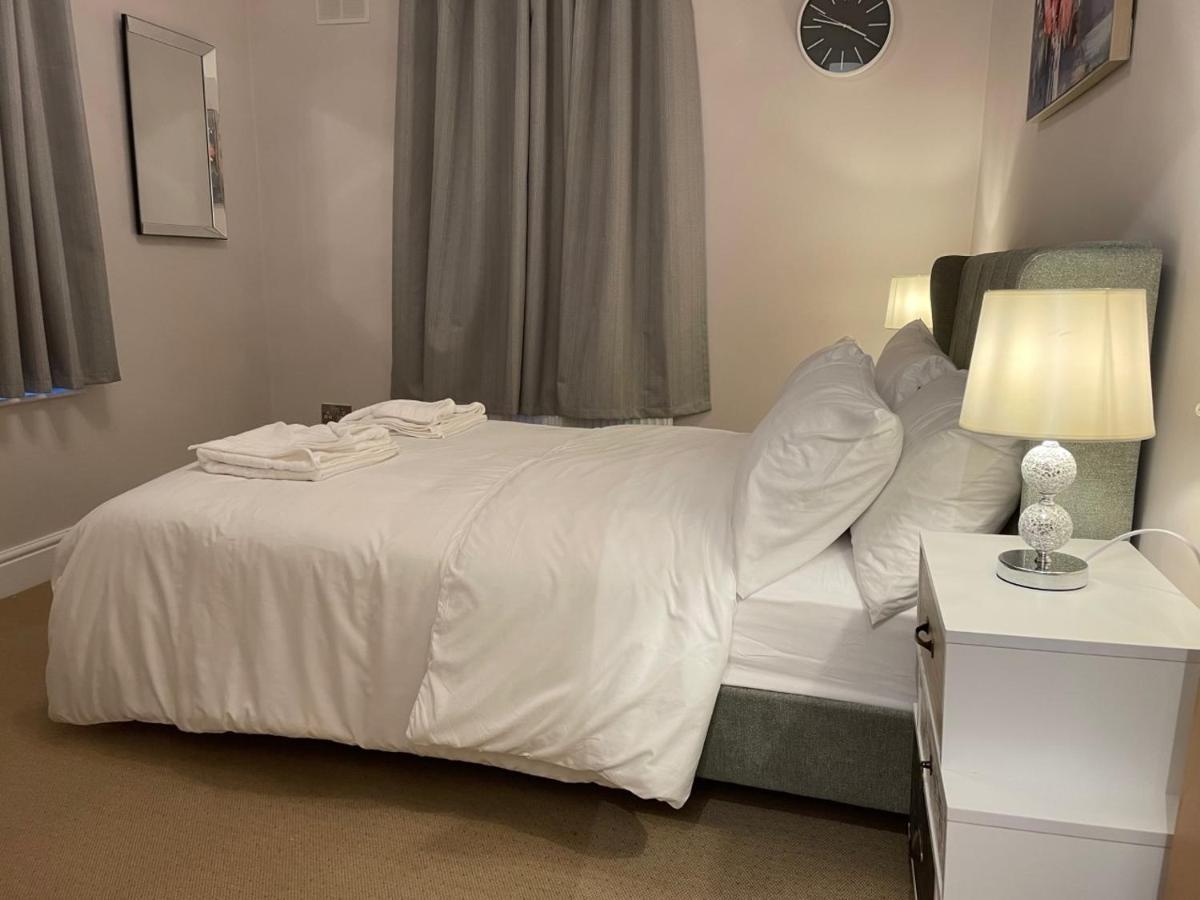 Luxury 5 Star London Apartment - Parking, Garden, Nr Greater London Metro Stations المظهر الخارجي الصورة