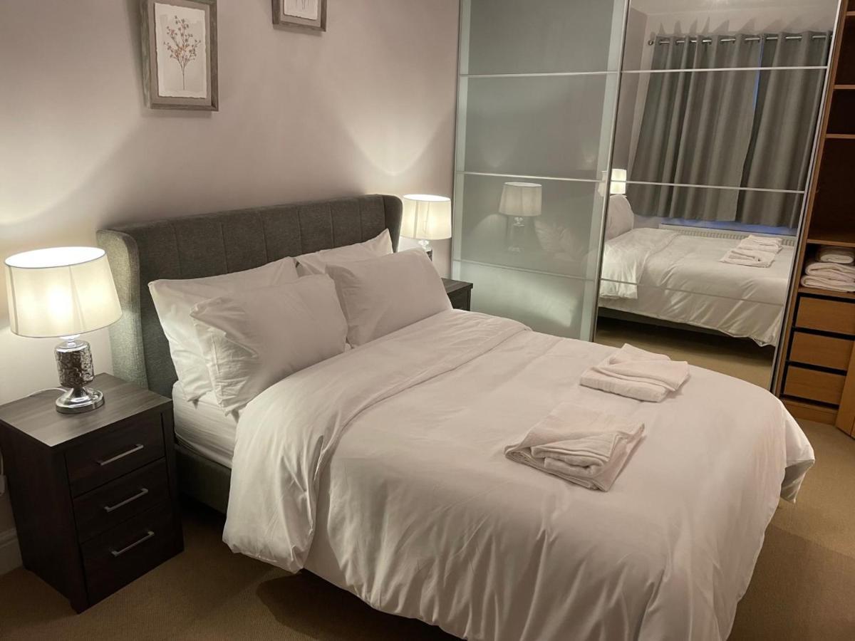 Luxury 5 Star London Apartment - Parking, Garden, Nr Greater London Metro Stations المظهر الخارجي الصورة