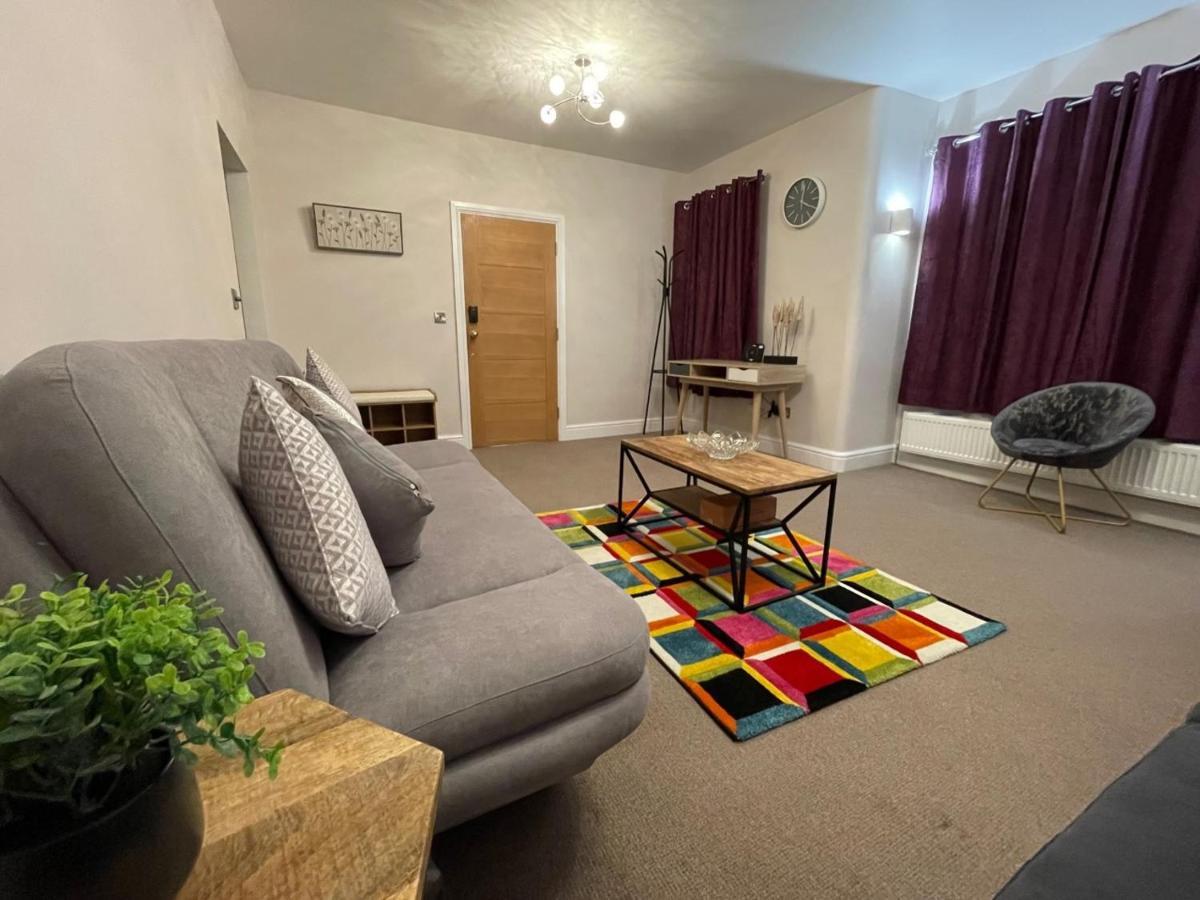 Luxury 5 Star London Apartment - Parking, Garden, Nr Greater London Metro Stations المظهر الخارجي الصورة