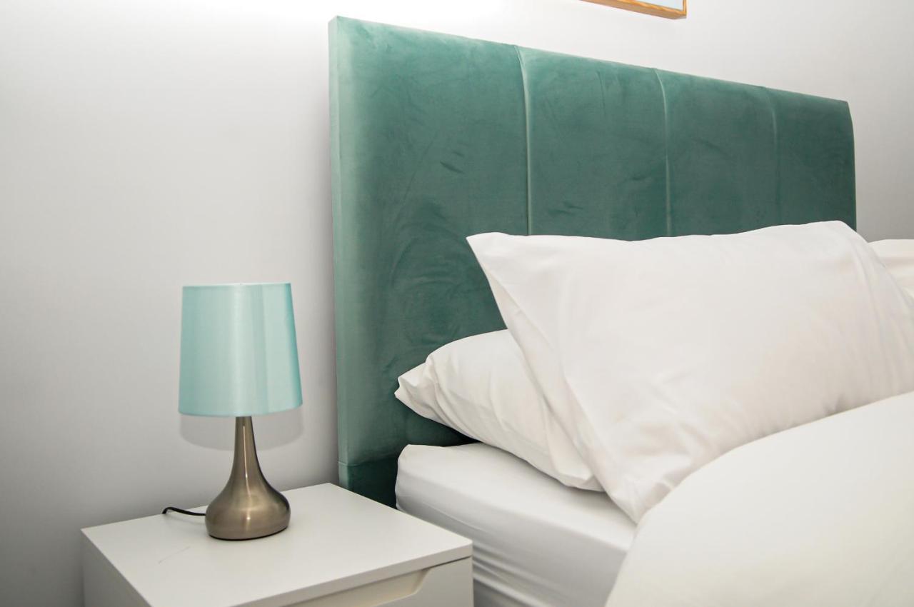 Luxury 5 Star London Apartment - Parking, Garden, Nr Greater London Metro Stations المظهر الخارجي الصورة