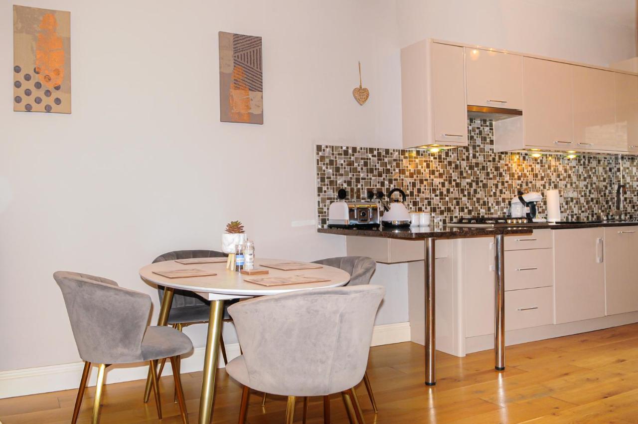 Luxury 5 Star London Apartment - Parking, Garden, Nr Greater London Metro Stations المظهر الخارجي الصورة
