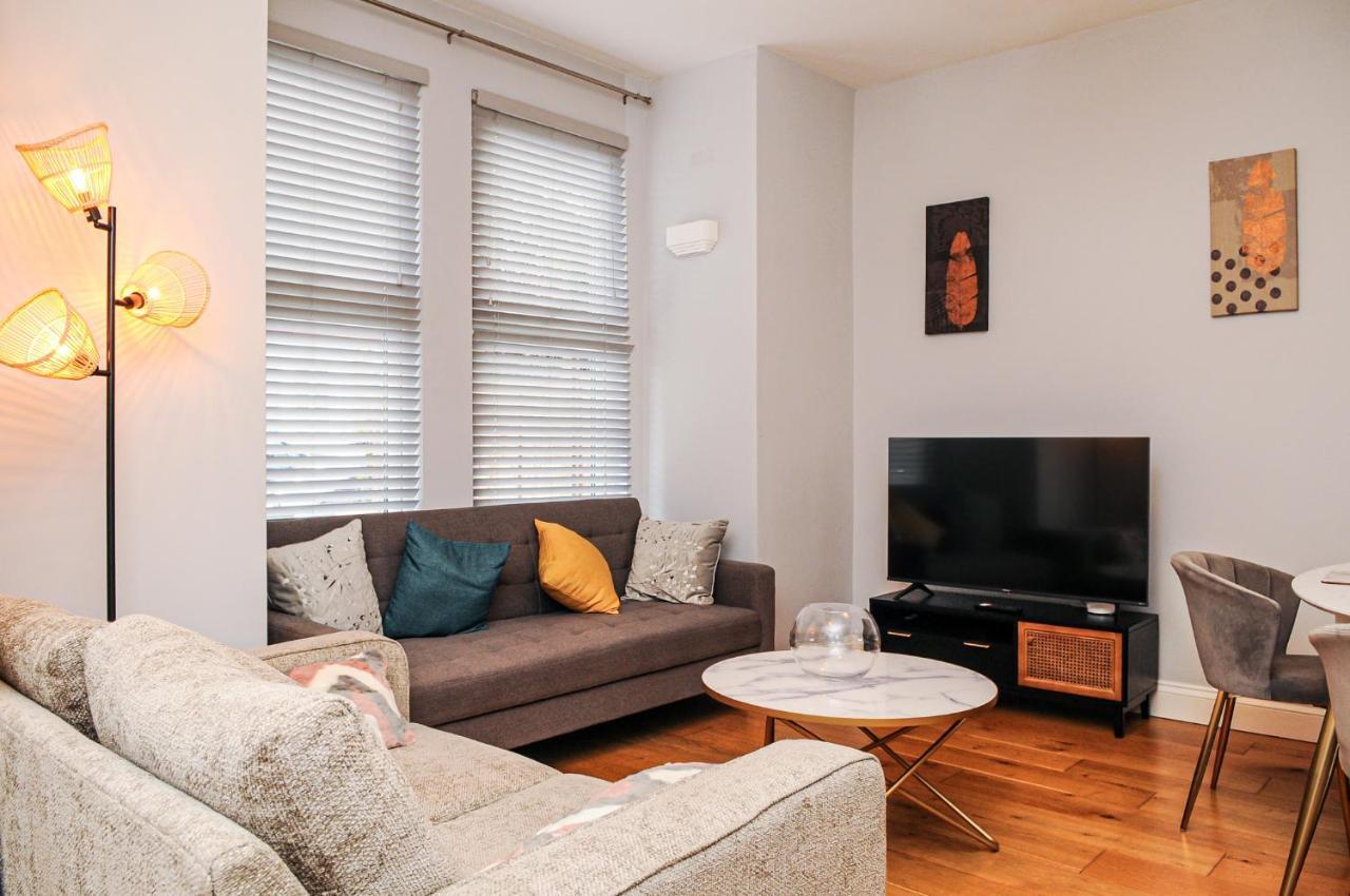 Luxury 5 Star London Apartment - Parking, Garden, Nr Greater London Metro Stations المظهر الخارجي الصورة