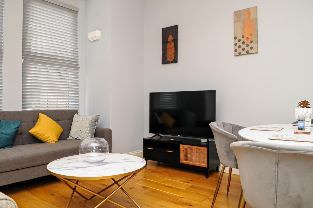 Luxury 5 Star London Apartment - Parking, Garden, Nr Greater London Metro Stations المظهر الخارجي الصورة