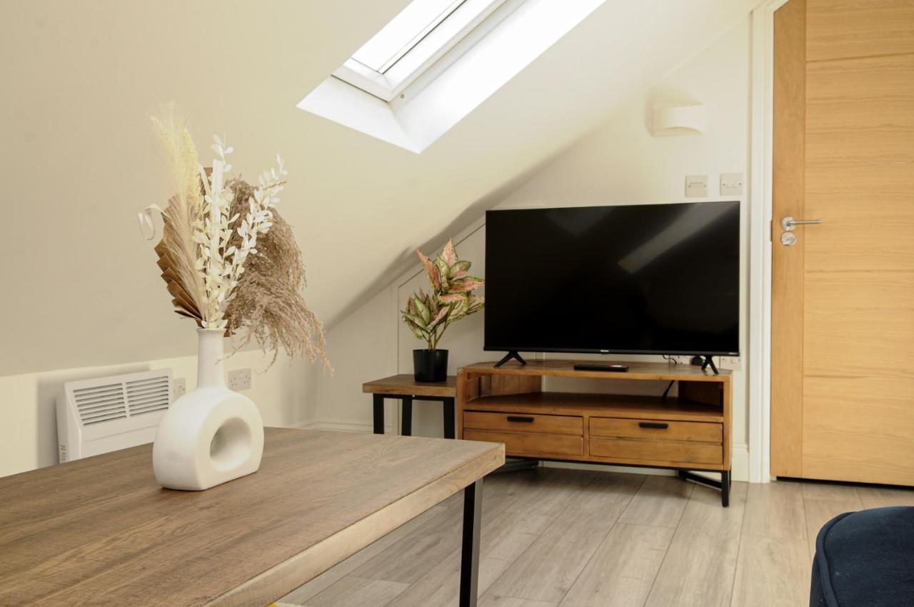 Luxury 5 Star London Apartment - Parking, Garden, Nr Greater London Metro Stations المظهر الخارجي الصورة