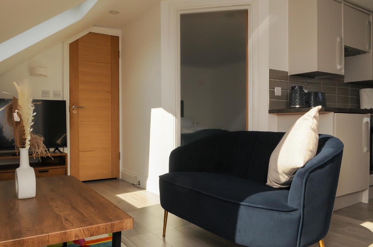 Luxury 5 Star London Apartment - Parking, Garden, Nr Greater London Metro Stations المظهر الخارجي الصورة