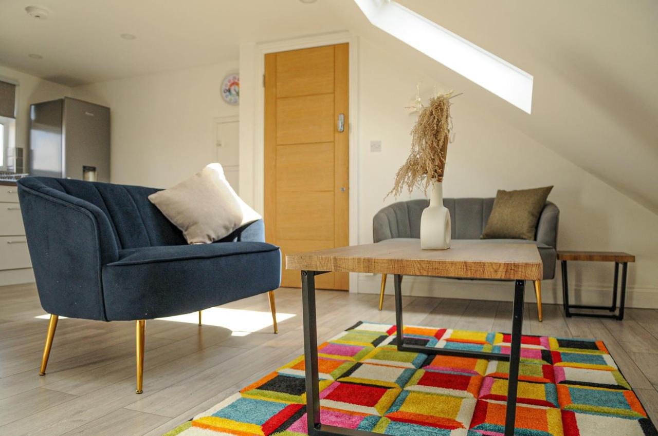 Luxury 5 Star London Apartment - Parking, Garden, Nr Greater London Metro Stations المظهر الخارجي الصورة