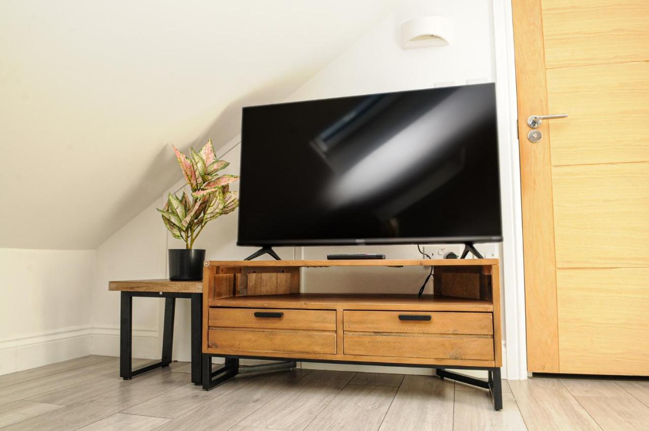 Luxury 5 Star London Apartment - Parking, Garden, Nr Greater London Metro Stations المظهر الخارجي الصورة