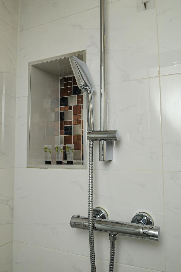 Luxury 5 Star London Apartment - Parking, Garden, Nr Greater London Metro Stations المظهر الخارجي الصورة