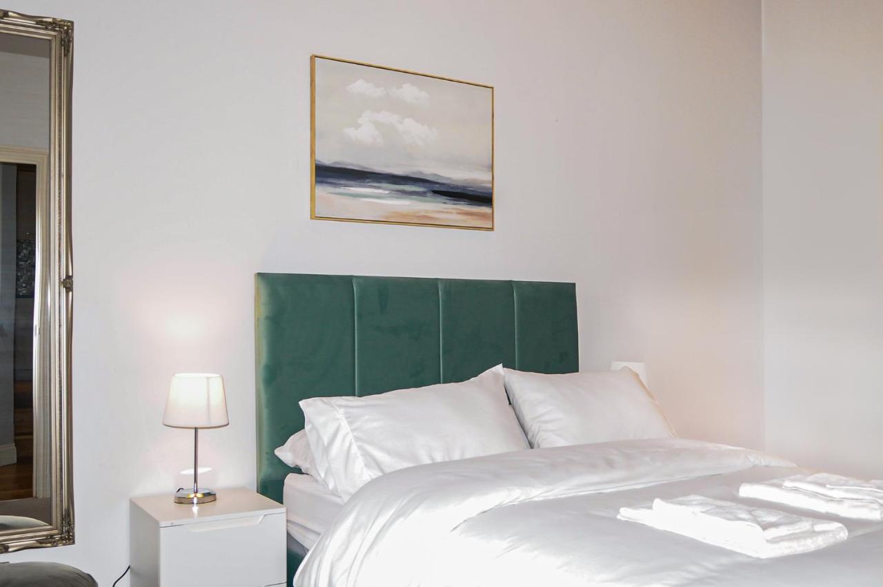 Luxury 5 Star London Apartment - Parking, Garden, Nr Greater London Metro Stations المظهر الخارجي الصورة