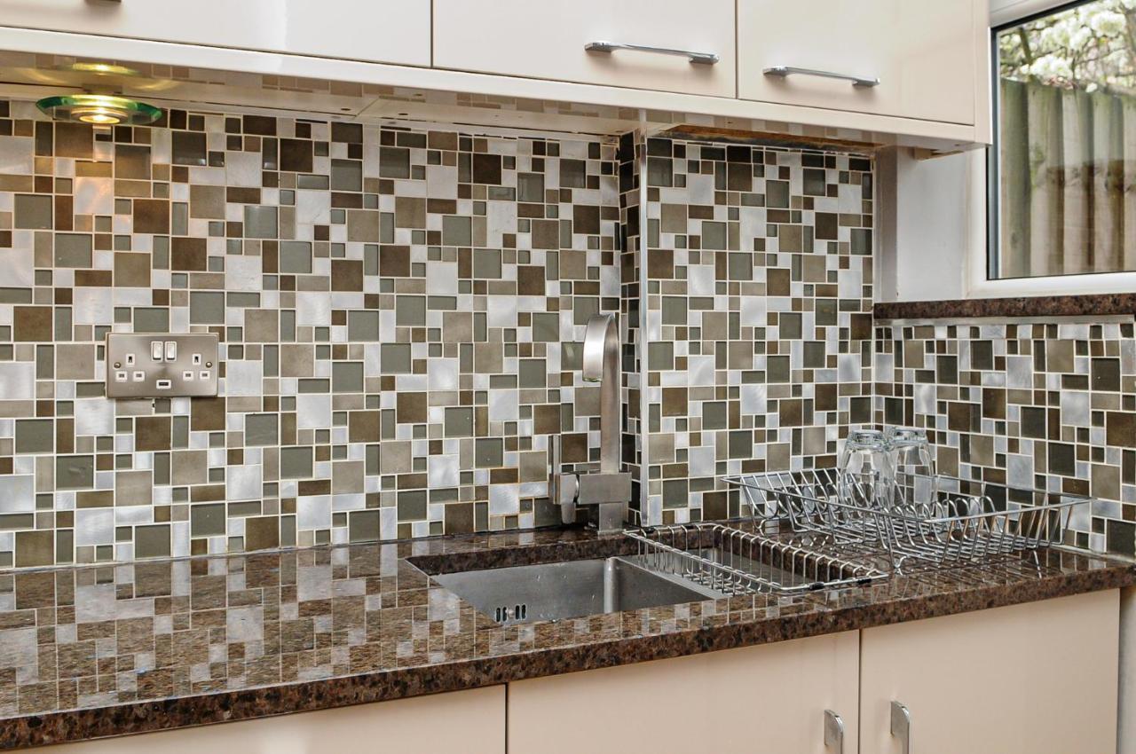 Luxury 5 Star London Apartment - Parking, Garden, Nr Greater London Metro Stations المظهر الخارجي الصورة