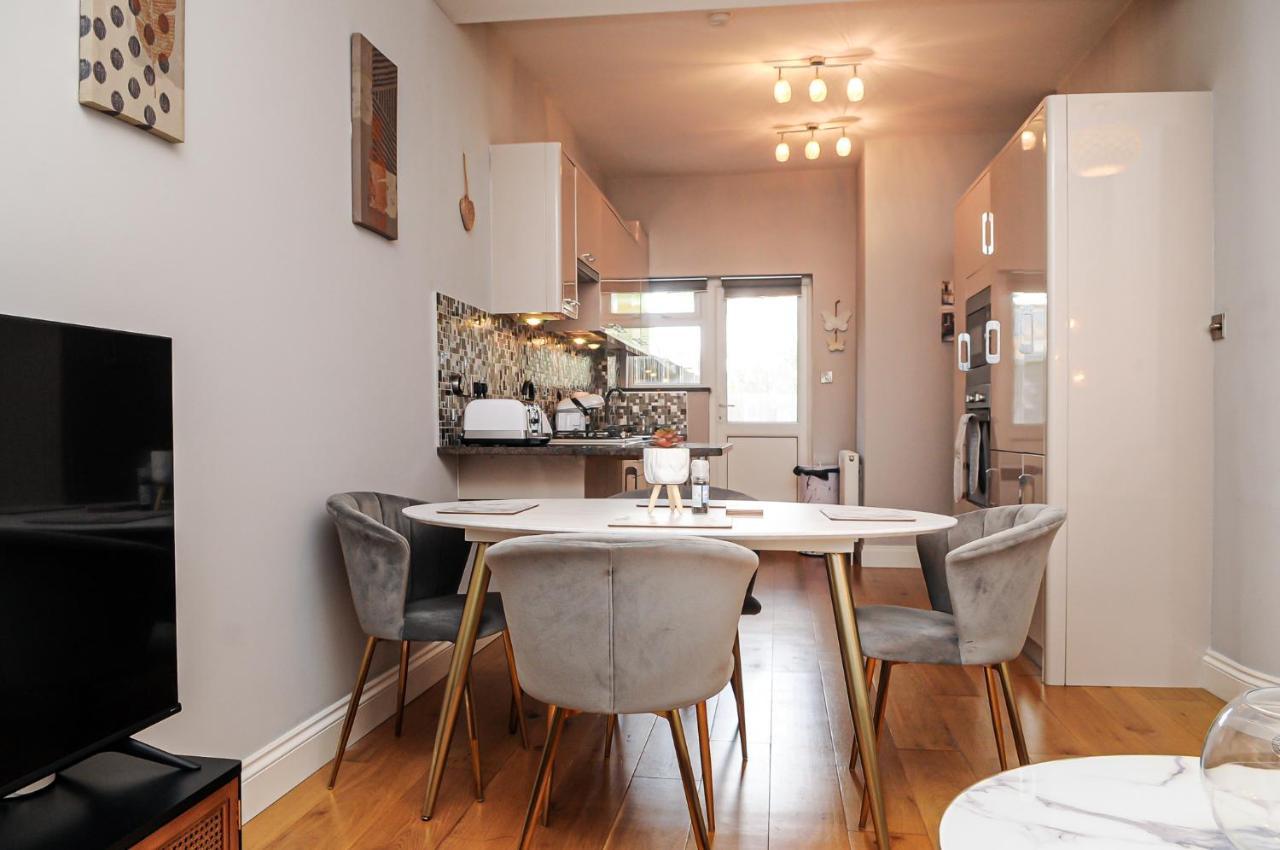 Luxury 5 Star London Apartment - Parking, Garden, Nr Greater London Metro Stations المظهر الخارجي الصورة