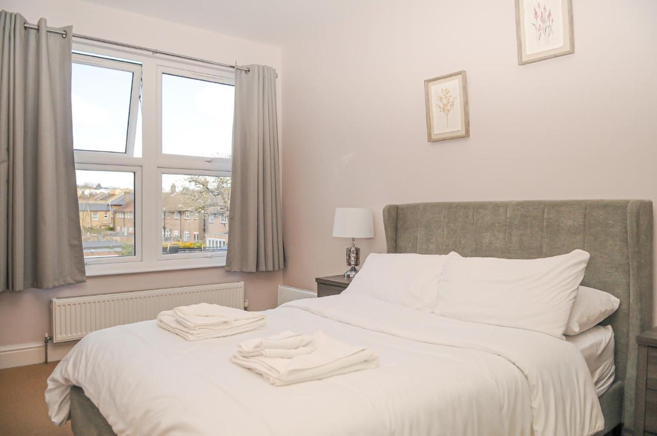 Luxury 5 Star London Apartment - Parking, Garden, Nr Greater London Metro Stations المظهر الخارجي الصورة